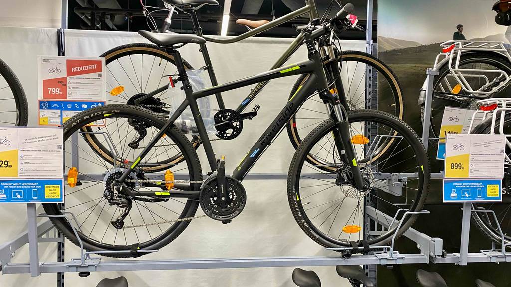 Crossbike im Test: mehrere Crossbikes stehen auf einem Stäner in einem Geschäft, wovor die Preisschilder ersichtlich sind.
