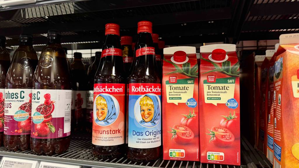 Mehrere Säfte des getesteten Rotbäckchen-Safts stehen in einem Regal.