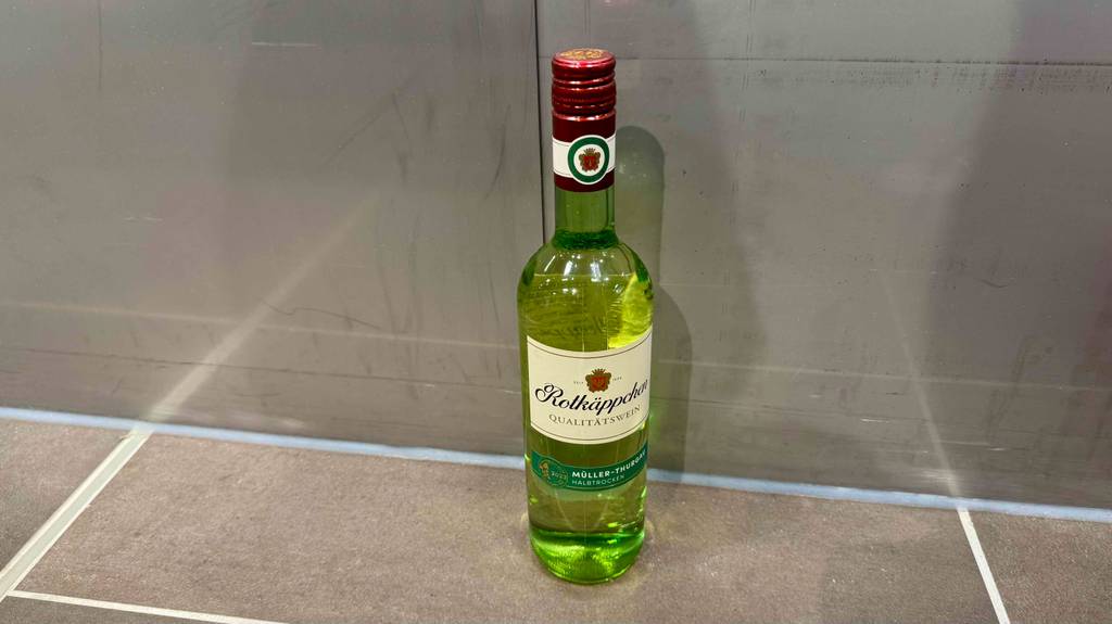Rotkäppchen-Wein-Test: Eine Flasche des Weins steht auf einem Boden.