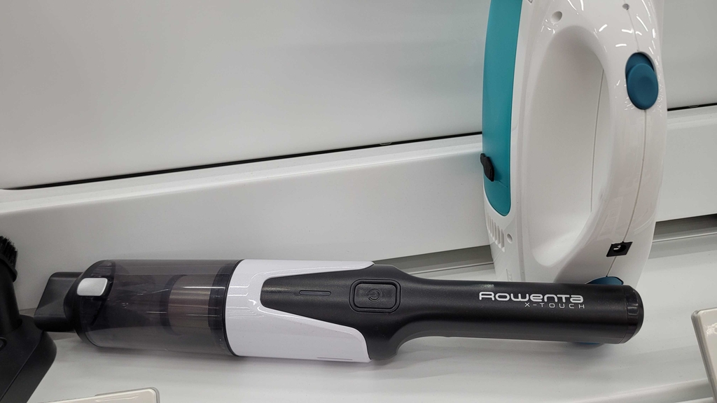 Autostaubsauger im Test: ein Autostaubsauger von Rowenta liegt neben einem anderen Handstaubsauger.