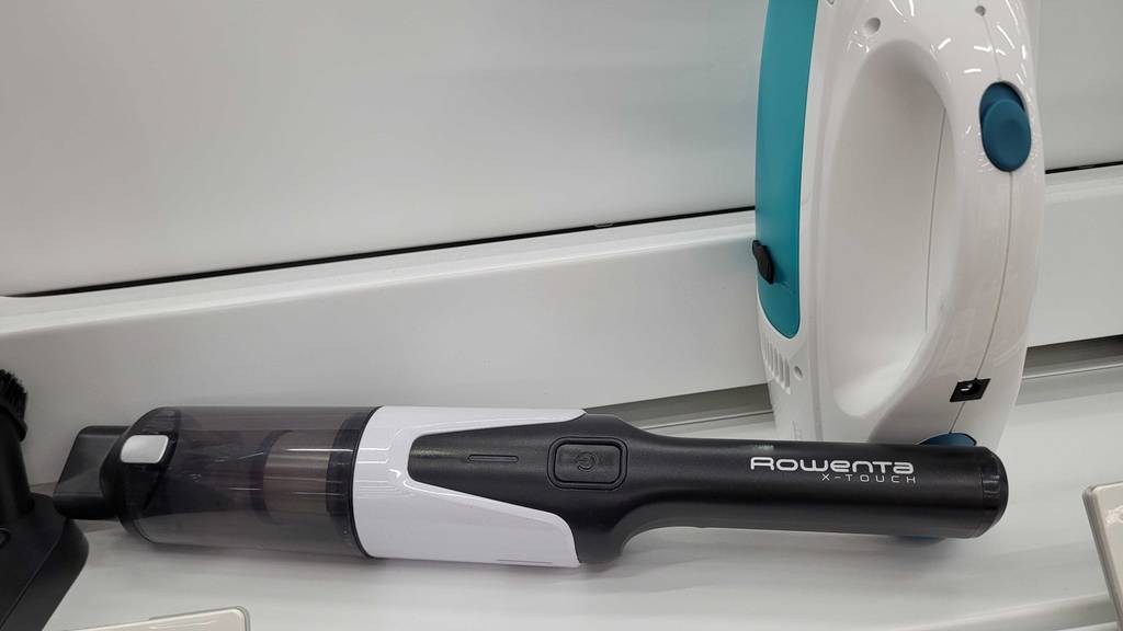 Autostaubsauger im Test: ein Autostaubsauger von Rowenta liegt neben einem anderen Handstaubsauger.