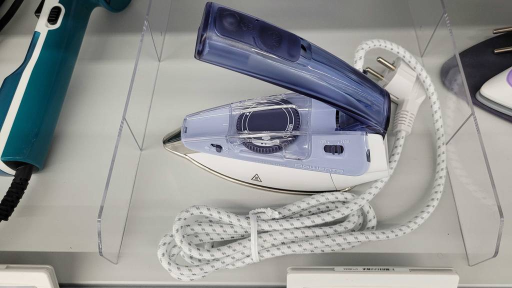 Reisebügeleisen im Test: ein Reisebügeleisen von oben ersichtlich mit zusammengebundenem Kabel.