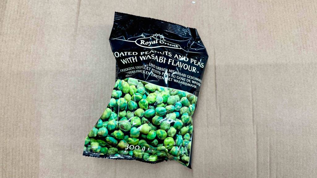 Wasabi Nüsse im Test befinden sich in der 300-g-Tüte, die auf einer weißen Oberfläche liegt.