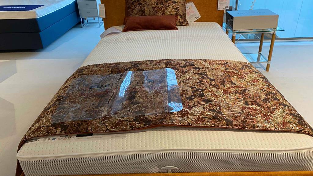 Matratze-120x200-Test: eine Matratze auf einem Bett platziert, mit einem Kissen darauf.
