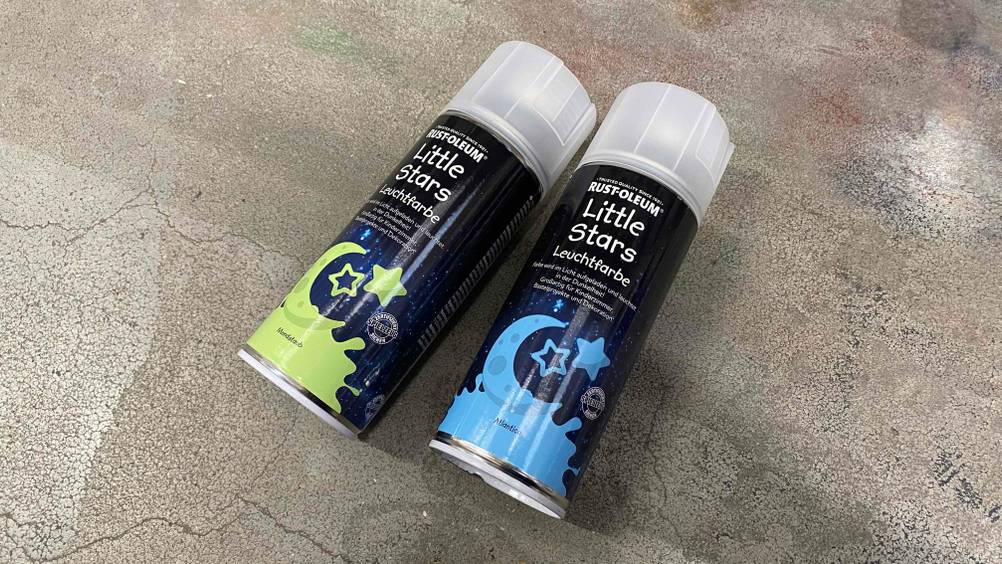 Leuchtfarbe-Test: zwei Leuchtfarben in verschiedenen Farben liegen nebeneinander.