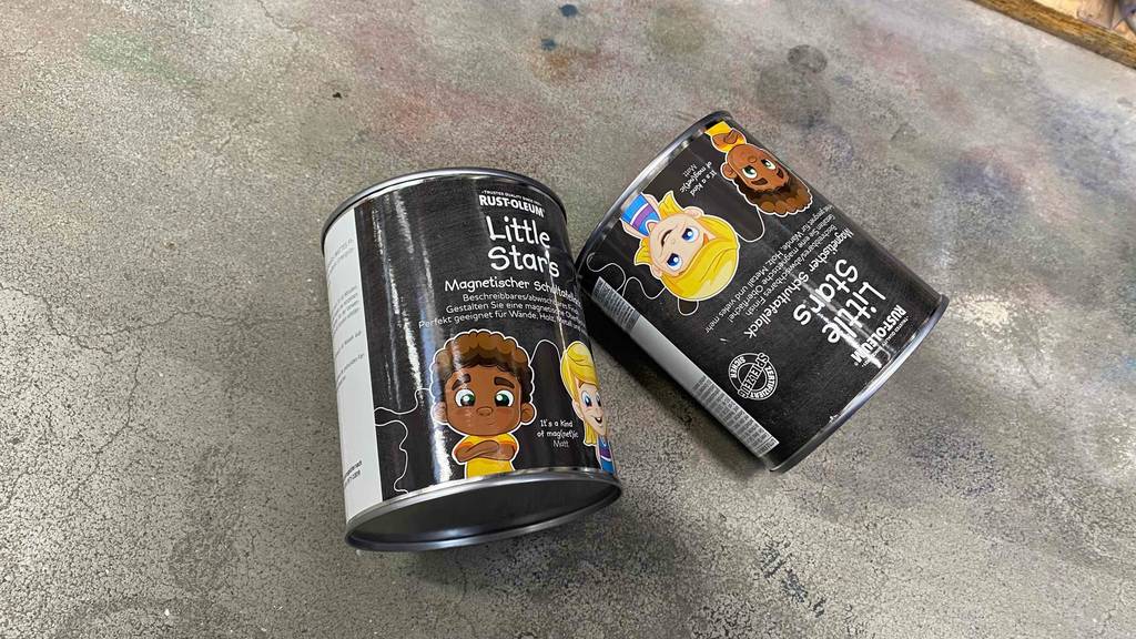 Magnetfarbe im Test: Zwei Magnetfarben liegen nebeneinander auf dem Boden.