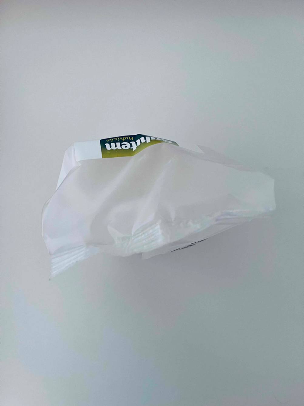 Eine Packung des getesteten Reismehls von oben auf einer hellen Fläche.