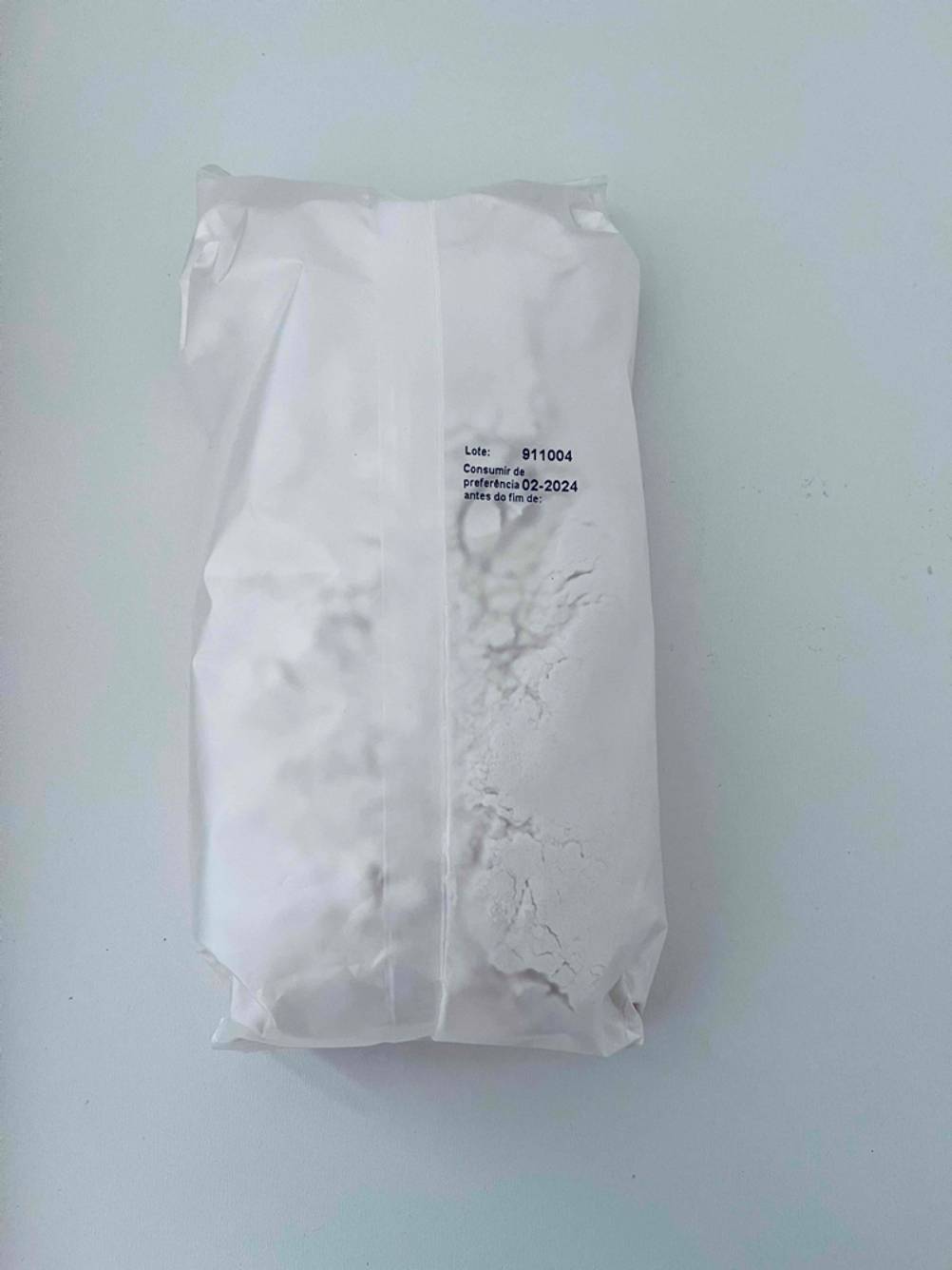 Reismehl getestet: Rückseite einer Packung auf einer hellen Oberfläche liegend.
