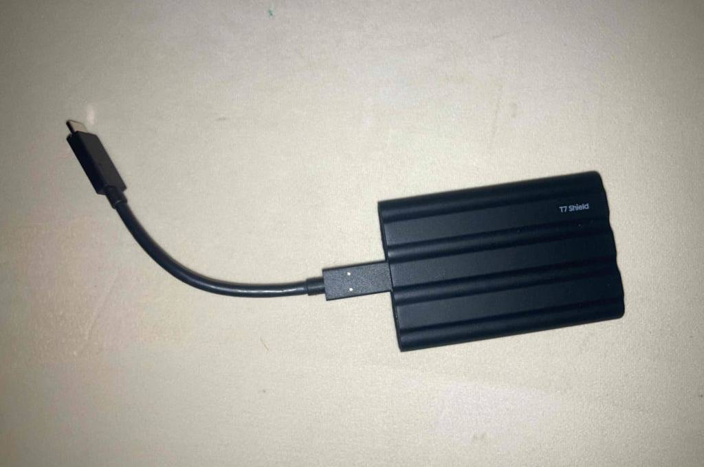 Eine getestete externe Festplatte 2TB mit Kabel auf einer hellen Fläche.