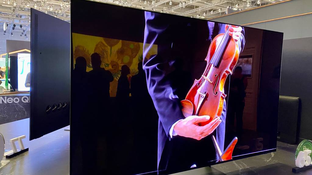 Fernseher der Marke Samsung im Test: Fernseher steht vor anderen Fernseher