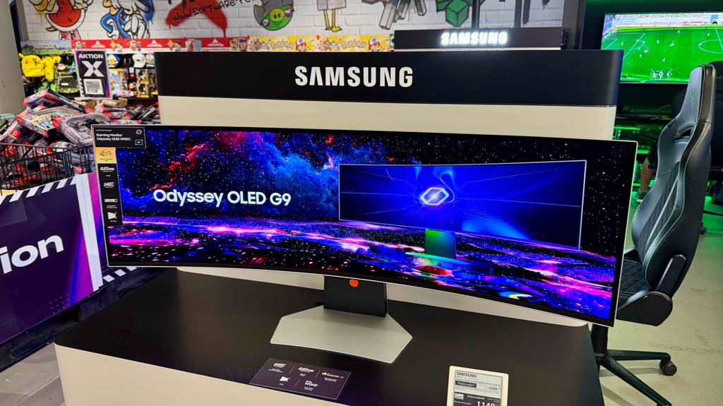 Ansicht von vorn auf einen getesteten Samsung-Curved-Monitor mit 49 Zoll Diagonale.