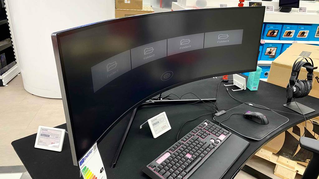49-Zoll-Curved-Monitor im Test: ein Curved-Monitor mit vier Folder und Einstellungsmenü am Bildschirm ersichtlich.