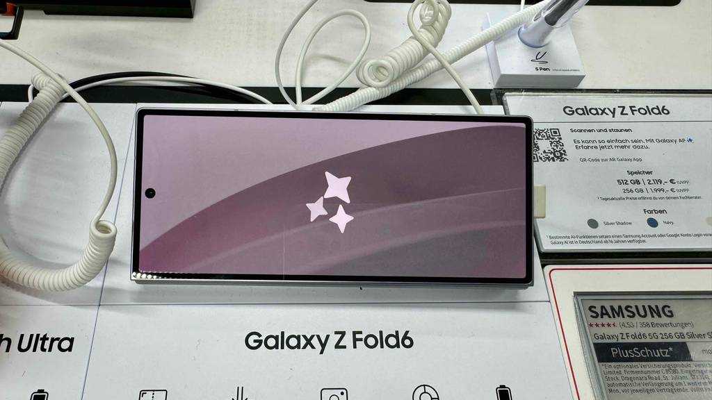 Test: ein Dual-Sim-Handy wird in einem Geschäft ausgestellt, das gesichert ist.