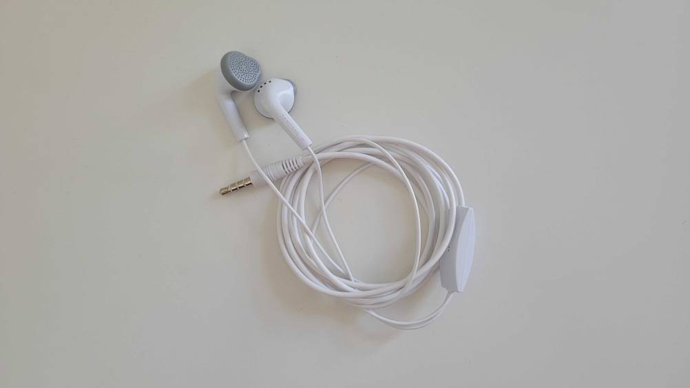 Auf einer hellen Fläche liegen aufgedreht die getesteten Samsung-In-Ear-Kopfhörer.