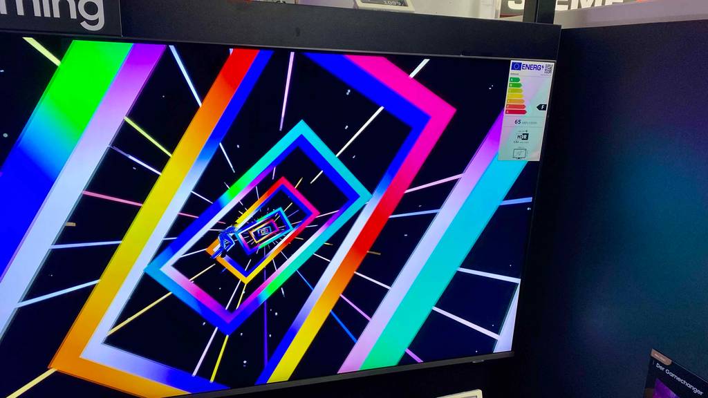 Nahaufnahme eines angeschalteten, getesteten Samsung-Fernseher (50 Zoll).