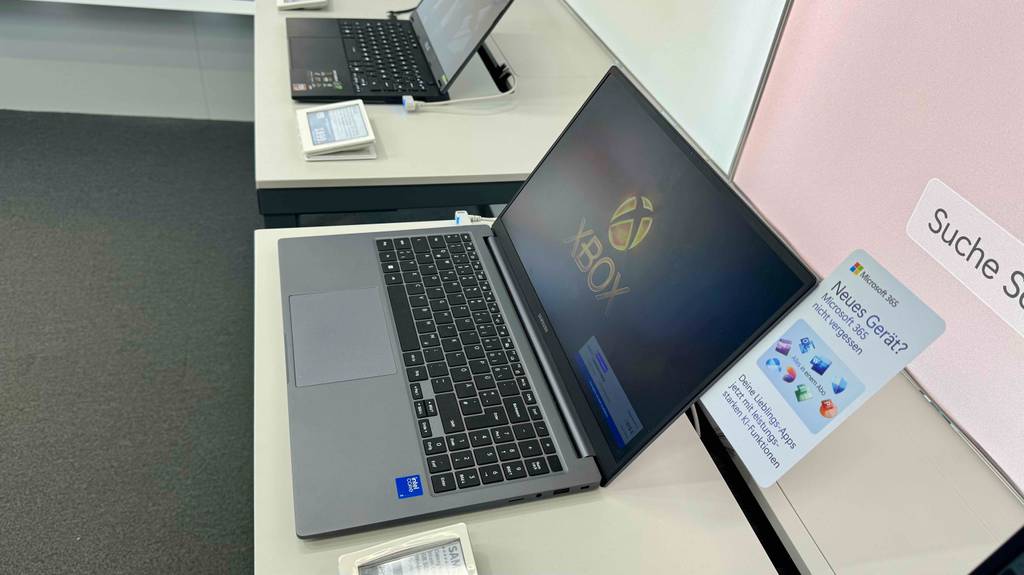 Das Laptop bis 800 Euro im Test steht auf einem Ausstellungstisch im Geschäft.