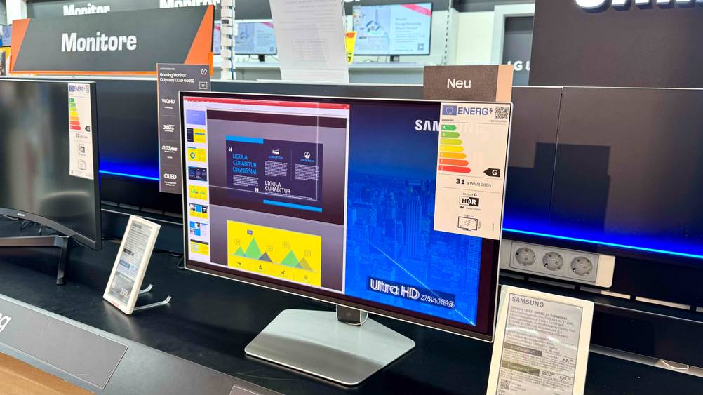 Der getestete Samsung-Monitor (27 Zoll), steht in einem Geschäft neben anderen Modellen.