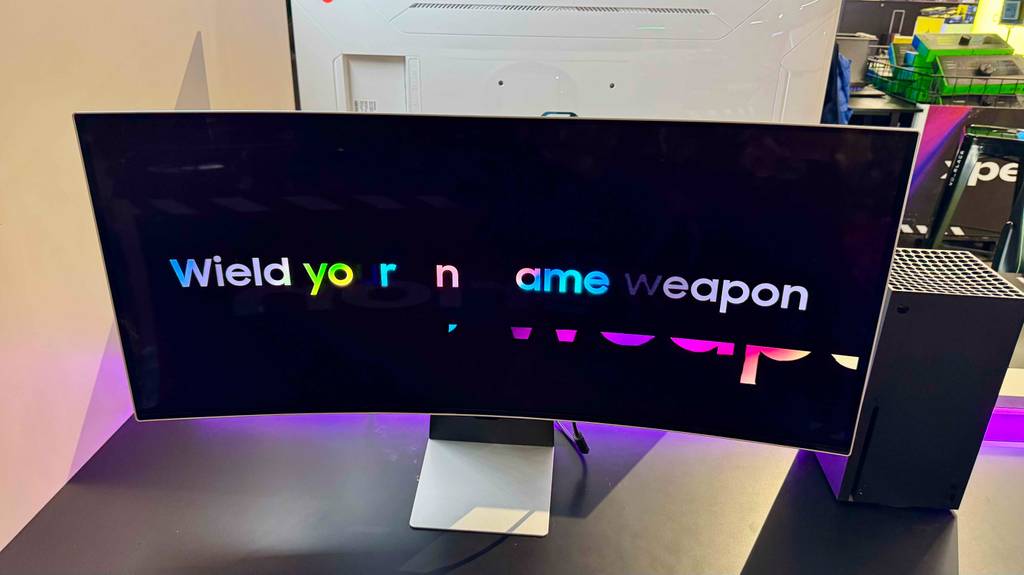 Samsung-Monitor-Test: Das Modell steht eingeschaltet in einem Verkaufsbereich.