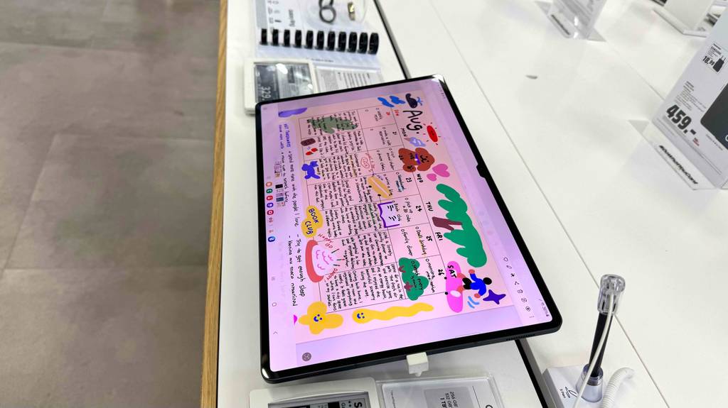 Tablet-Test: Ein eingeschaltetes Samsung-Modell mit sichtbarem Terminkalender liegt neben seinem Preisschild im Verkaufsbereich.