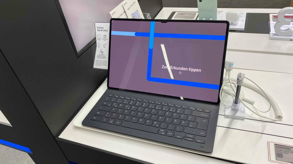 Tablet-mit-Tastatur-Android-Test: ein Tablet mit Tastatur ist in einem eingeschaltetem Zustand mit der Aufschrift