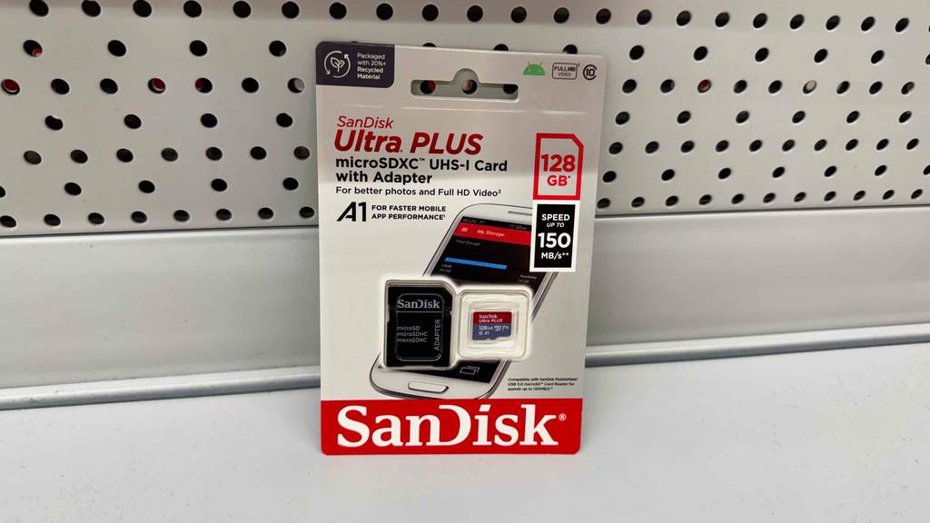 Die getestete SDXC (128 GB) Speicherkarte inklusive ihrer Verpackung steht auf einem Verkaufsregal.