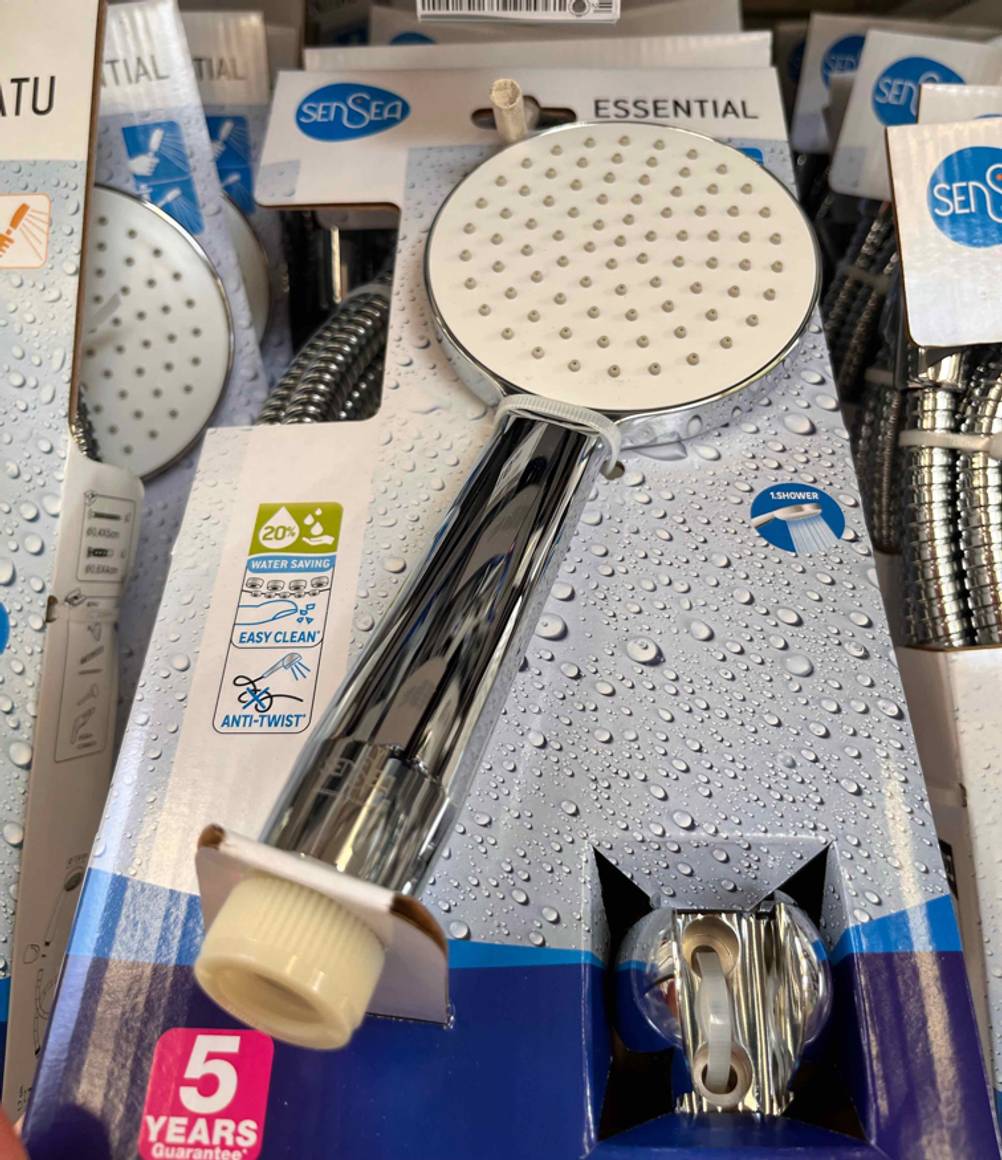 Nahaufnahme eines Sparduschkopfs im Test: SenSea-Modell Essential in Verpackung.