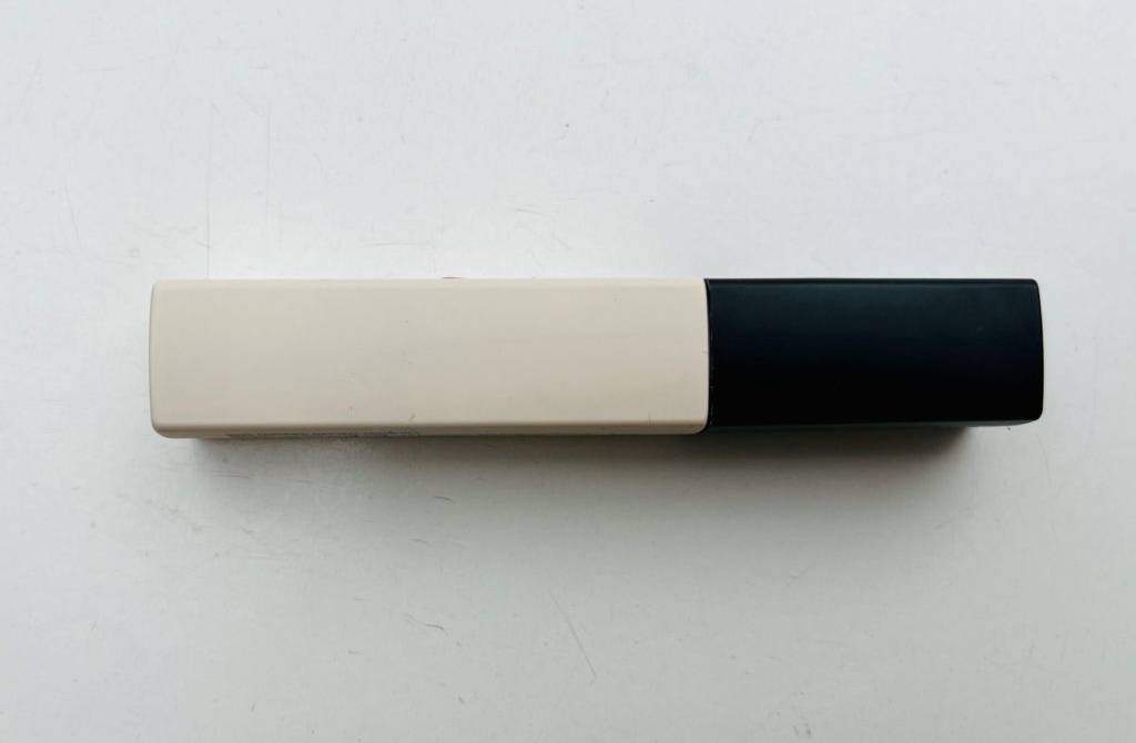 Abdeckstift im Test: ein verschlossener Abdeckstift von der Rückseite ersichtlich auf einer weißen Fläche liegend.