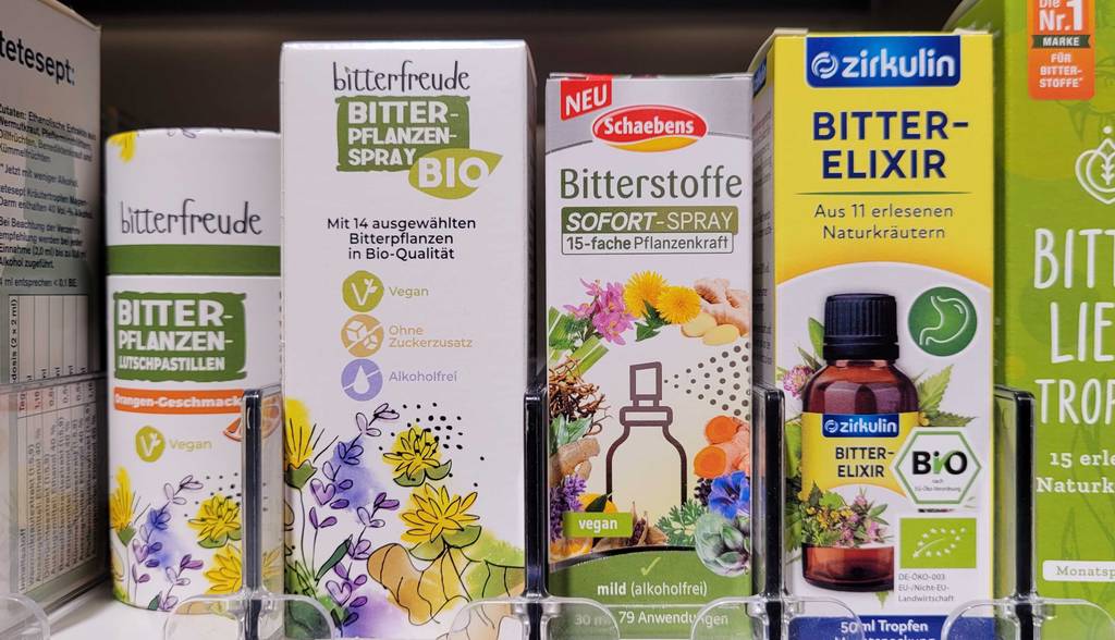 verschiedene getestete Bitterstoffe in einem Regal stehend.