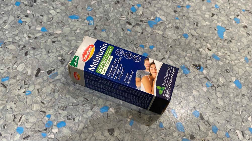 Melatonin-Spray im Test: Eine Packung liegt auf einem Fließenboden
