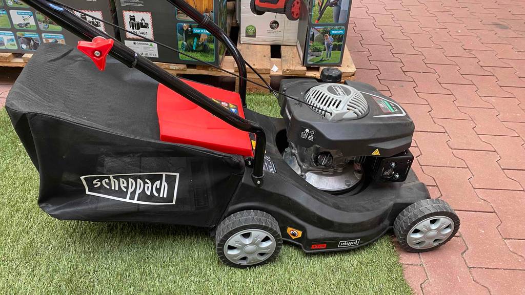Benzin-Rasenmäher-40-cm-Schnittbreite getestet: Benzin-Rasenmäher von der Seite der Marke Scheppach.