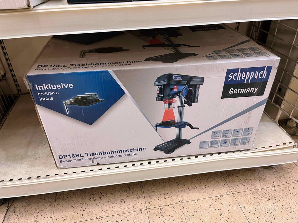 Die getestete Tischbohrmaschine befindet sich in ihrer Verpackung.