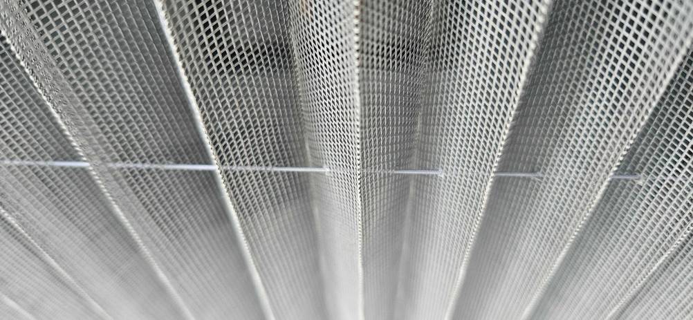 Fliegengitter-Schiebetür im Test: Nahaufnahme des Materials eines Fliegengitters.