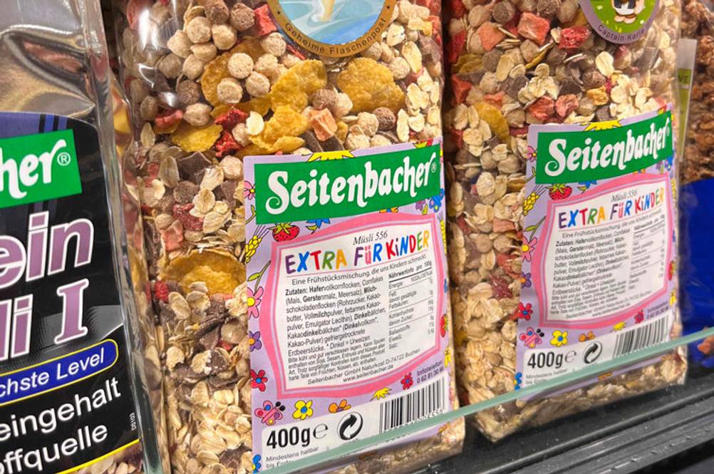 Packungen des getesteten Seitenbacher-Müslis stehen neben anderen Produkten im Regal. 