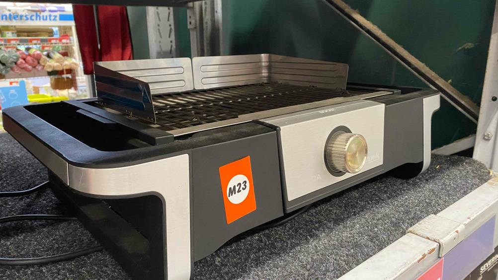 Severin-Elektrogrill getestet: ein Severin-Elektrogrill als Ausstellungsstück in einem Regal stehend.