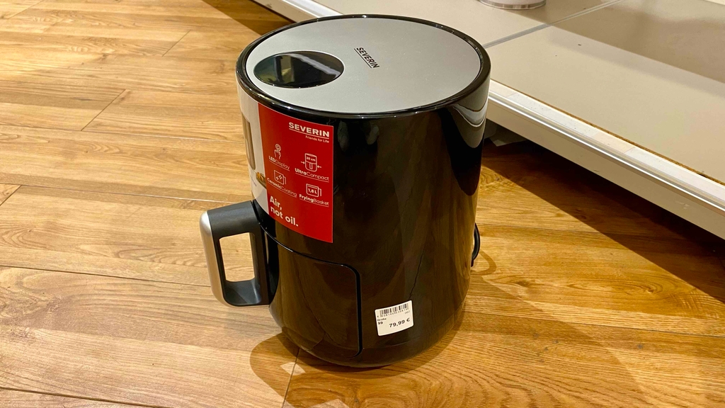 Kleine Heißluftfritteuse gestestet: Ein Gerät von schräg seitlich auf einem Holzboden.