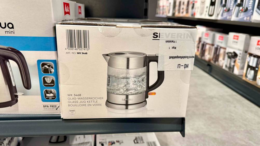 Die Verpackung des getesteten Severin-Wasserkochers steht in einem Regal zum Verkauf.