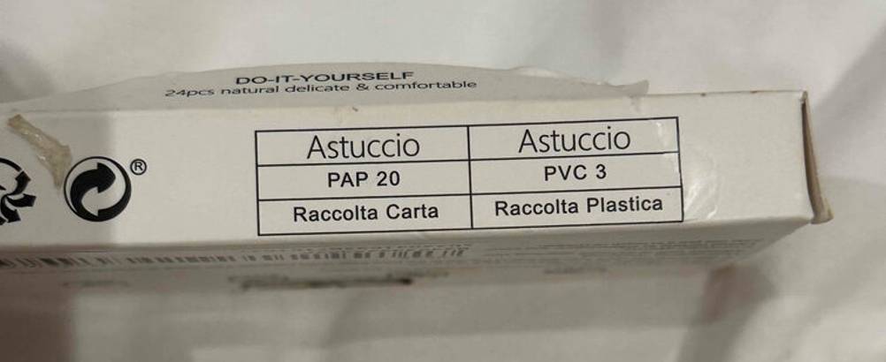 Künstliche-Fingernägel im Test: die schmale Seite der Packung der Fingernägel, mit Informationen darauf.