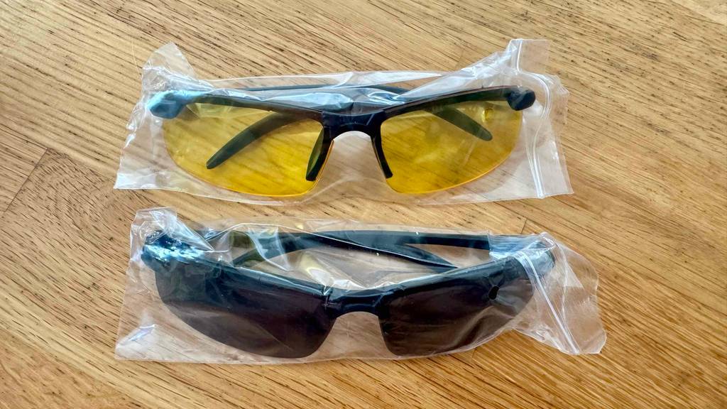 Nachtsichtbrille im Test: zwei Nachtsichtbrillen sind auf einer Holzfläche platziert.
