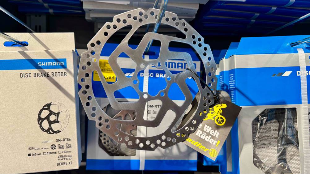 Die getestete Shimano-Bremsscheibe hängt in einem Regal.