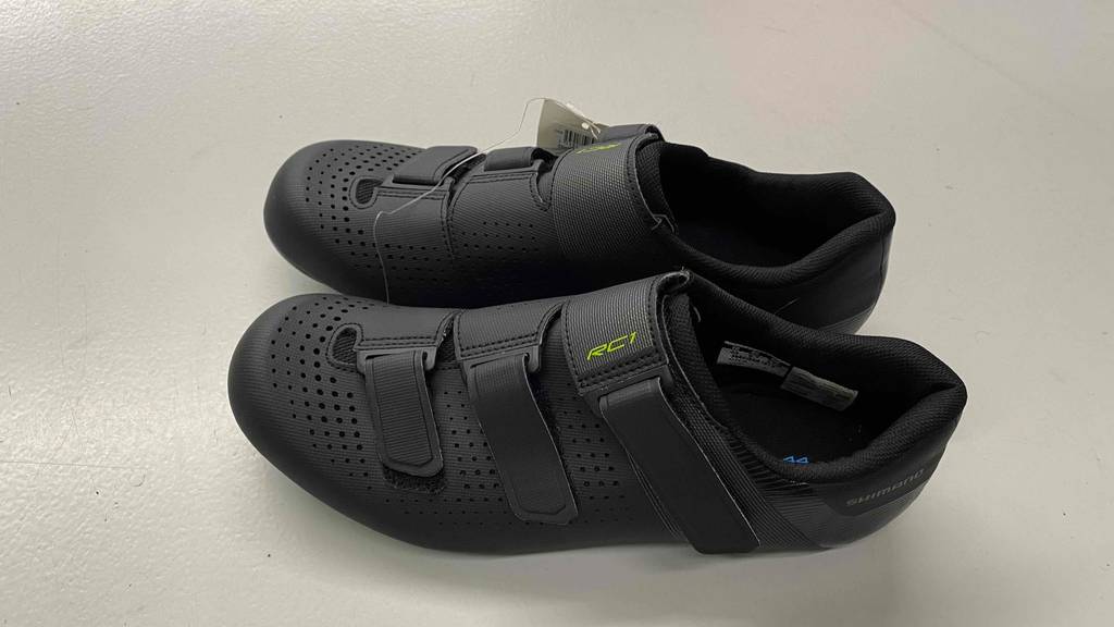 Getestete Rennradschuhe in Schwarz: Sicht von seitlich oben, verstellbare Klettverschlüsse.