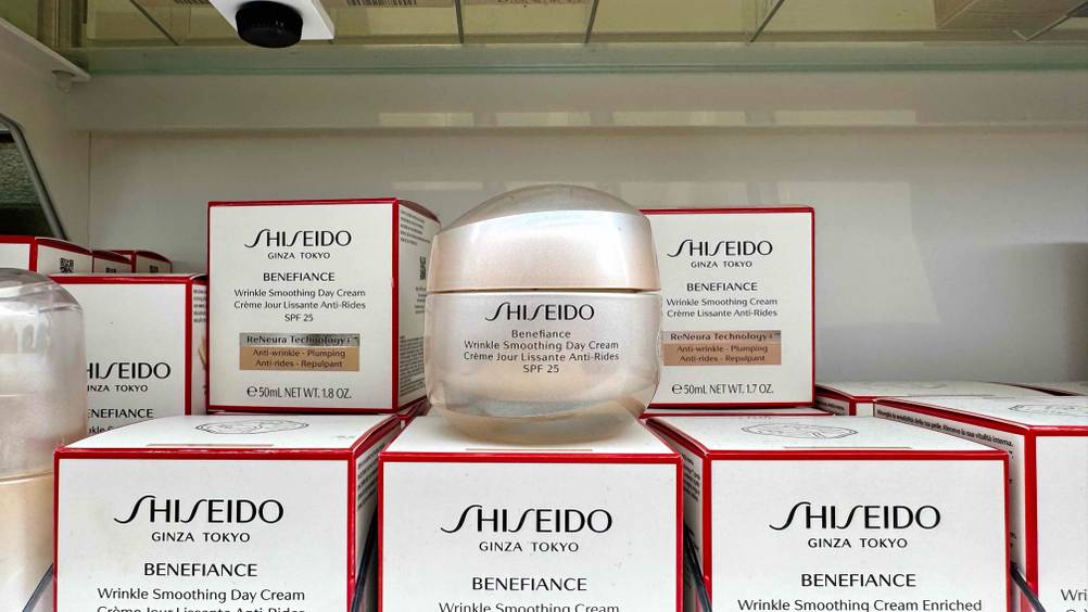 Die getestete Shiseido-Gesichtscreme steht auf der dazugehörigen Verpackung in einem Regal.
