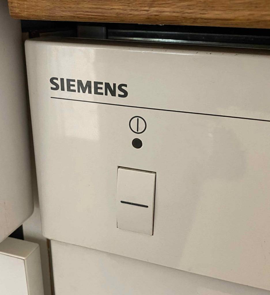 Siemens-Geschirrspüler getestet: Ein- und Ausschaltknopf eines Siemens-Geschirrspülers im Blick.