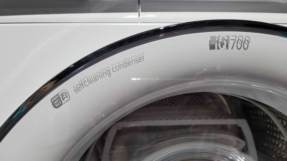 Aufschrift an der Türe eines getesteten Siemens-Trockners in Nahaufnahme.