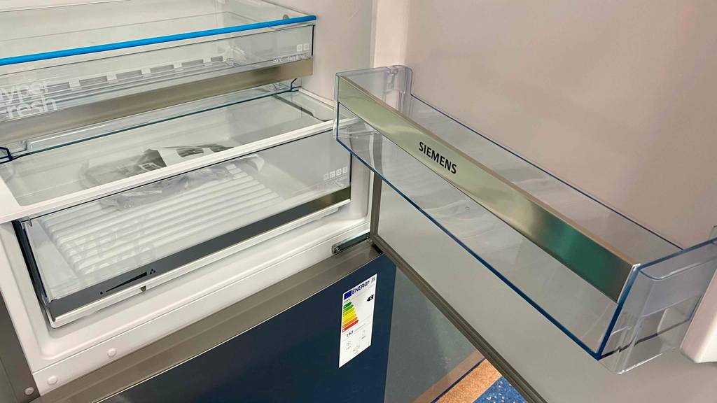 Kühlschrank-70-cm-breit im Test: Türfach eines Kühlschranks im Fokus.