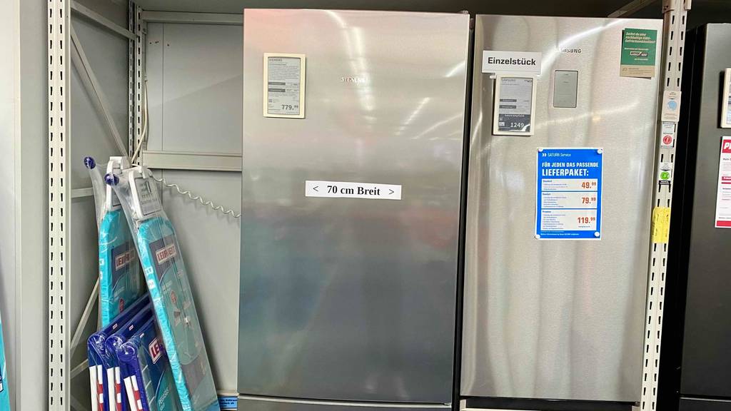 Kühlschrank-70-cm-breit im Test: ein Kühlschrank im geschlossenen Zustand neben einem anderen Modell stehend.