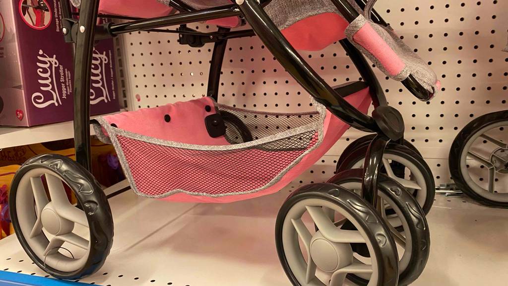 Im Test: Nahaufnahme der Räder des Zwillingspuppenwagens.