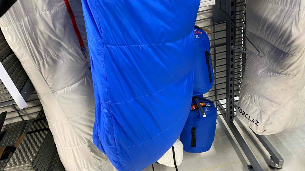 Daunenschlafsack im Test: Fußteil eines Daunenschlafsacks im Fokus.