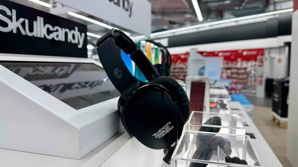 Der schwarze Skullcandy Kopfhörer im Test befindet sich auf einem Ausstellungstisch im Verkaufsbereich.