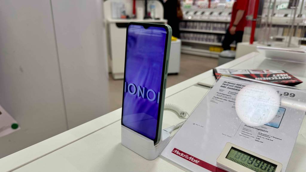 Das Smartphone unter 100 Euro im Test befindet sich neben seinem Preisschild (99 Euro) in einem Geschäft.
