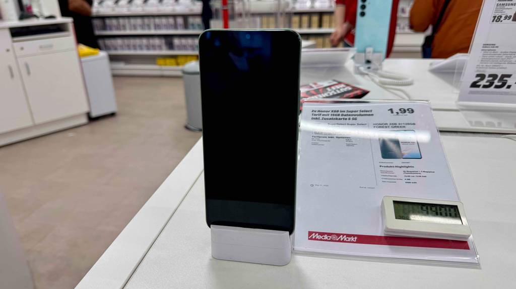 Getestet: Das Smartphone unter 100 Euro der Marke Honor steht auf einem weißen Ausstellungstisch im Geschäft.